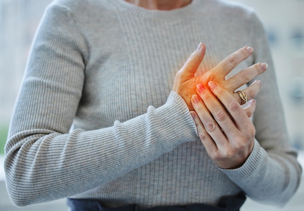 Photo midsection of woman holding fruit