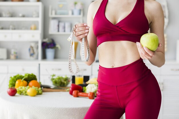 Photo midsection of woman holding fruits