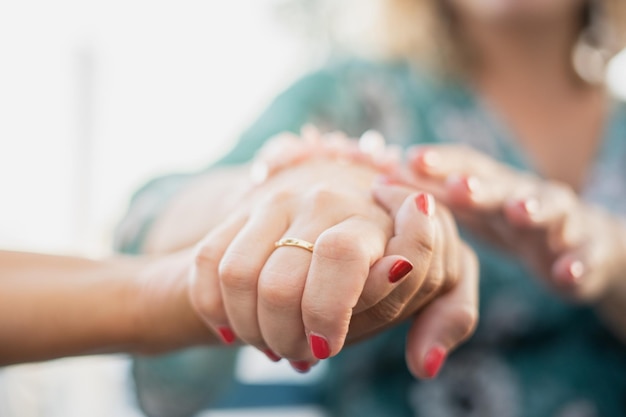 Foto sezione centrale di una donna che tiene la mano di un amico