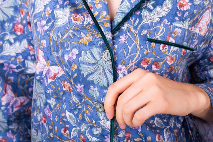 Photo midsection of woman holding hands
