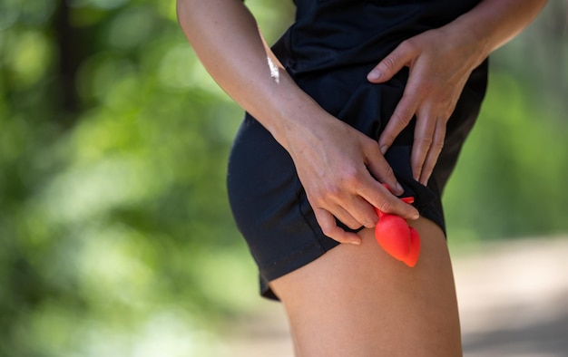 Photo midsection of woman holding hands