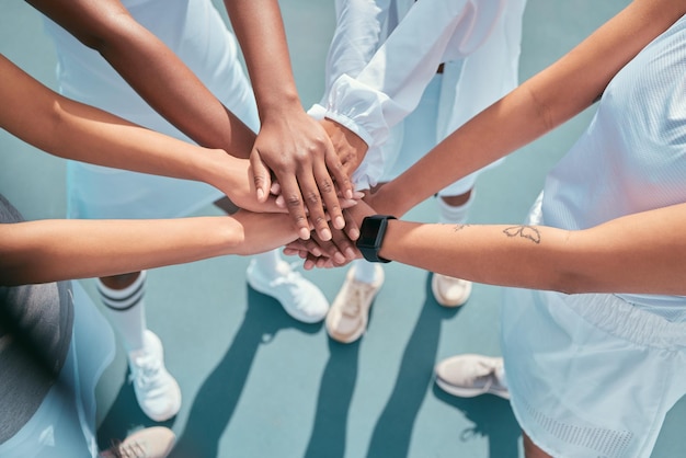 Foto sezione centrale di una donna che si tiene per mano