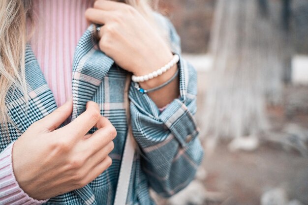 Photo midsection of woman holding hands