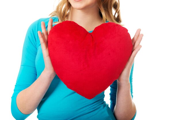 Foto sezione centrale di una donna in forma di cuore su uno sfondo bianco