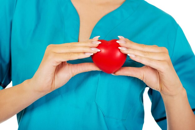 Foto sezione centrale di una donna in forma di cuore su uno sfondo bianco