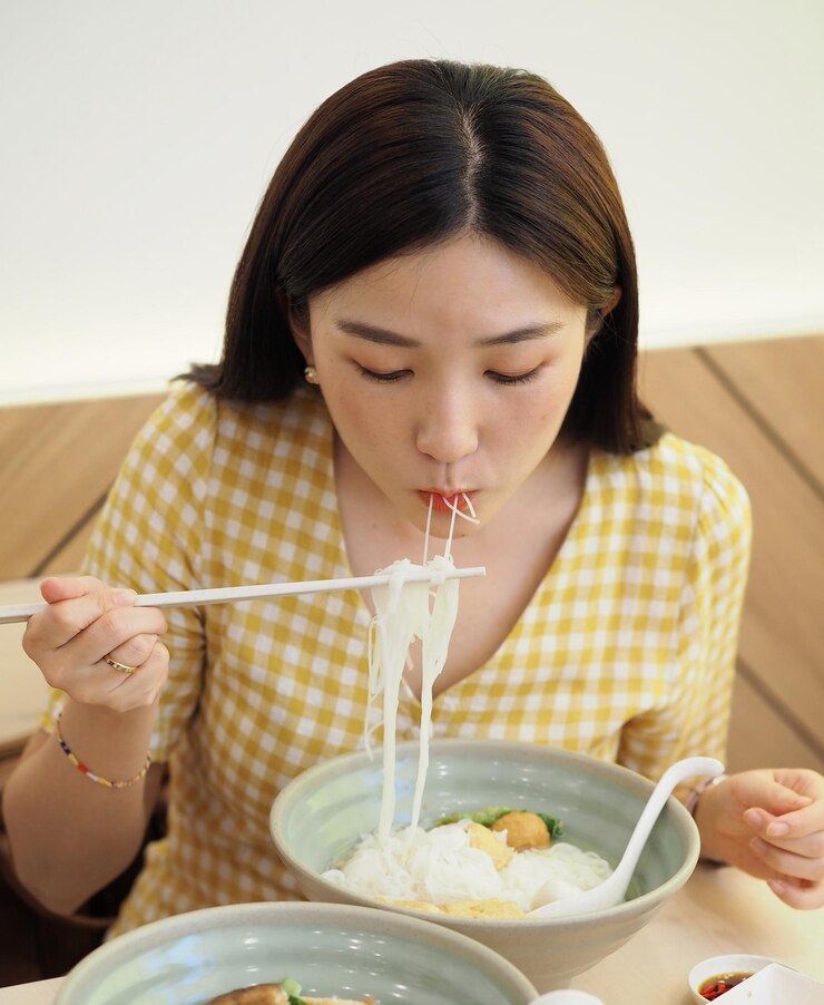 Photo 그 에 아이스크림 을 들고 있는 여자 의 중간 부분