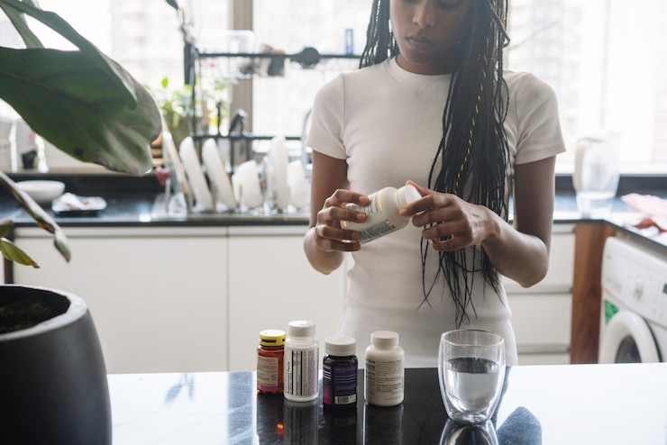 Photo midsection of woman holding ice cream in glass on table