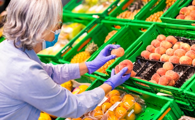 Foto sezione centrale di una donna che tiene il gelato al mercato