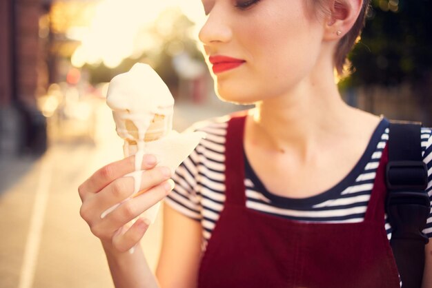 Foto sezione centrale di una donna che tiene il gelato