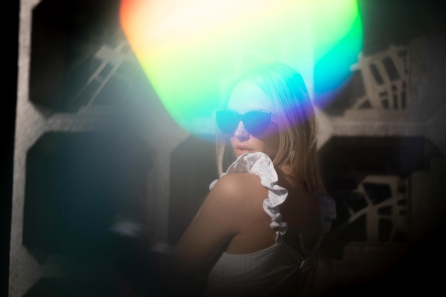 Foto sezione centrale di una donna che tiene illuminate le stringhe di luci