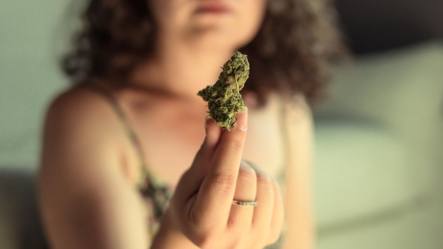 Foto sezione centrale di una donna che tiene la marijuana