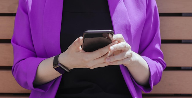 Photo midsection of woman holding mobile phone