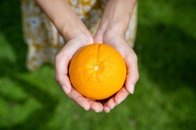 Photo midsection of woman holding orange