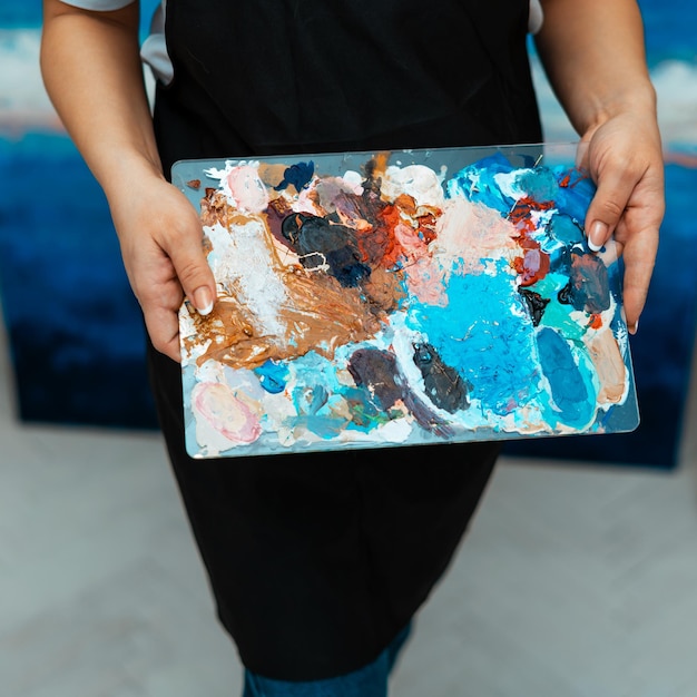 Photo midsection of woman holding palette