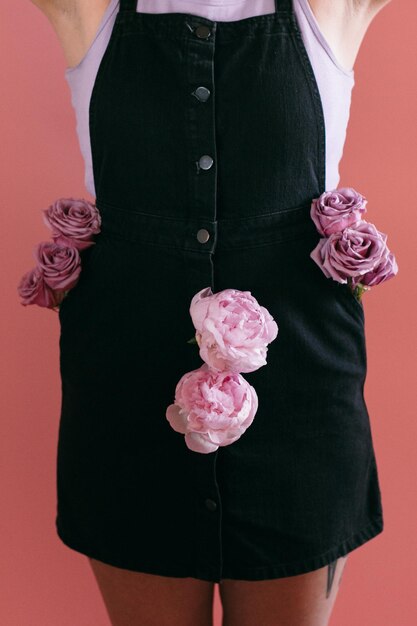 Photo midsection of woman holding pink rose