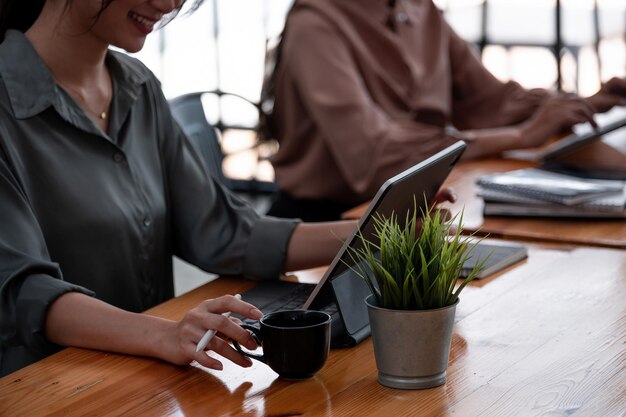 Photo midsection of woman holding potted plant on table