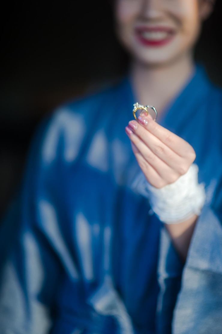 Photo 家で指輪を握っている女性のミッドセクション