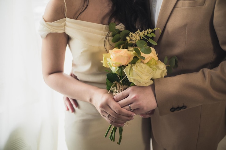 Photo バラの花束を握っている女性の中央部分