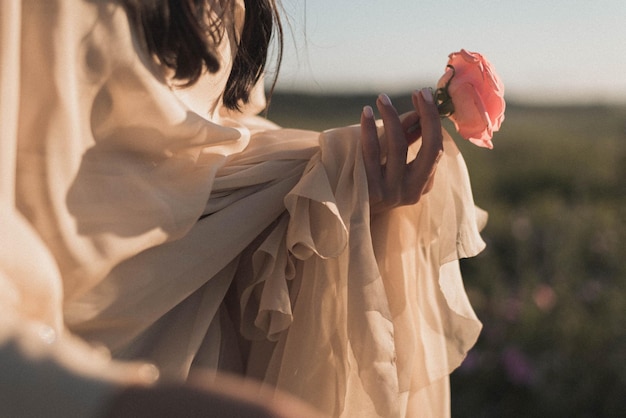 Photo midsection of woman holding rose