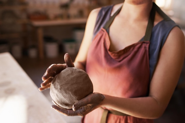 Photo midsection of woman holding seashell