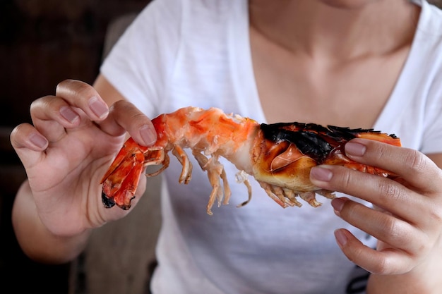 Photo midsection of woman holding shrimp