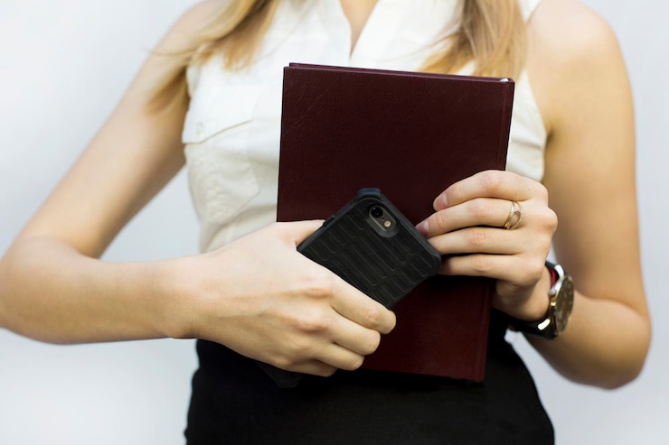 Photo midsection of woman holding smart phone