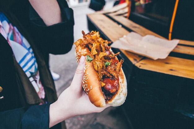 Photo midsection of woman holding street food