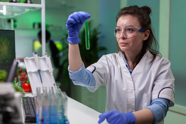 Sezione centrale di una donna che tiene un ombrello di notte