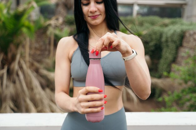 Photo midsection of woman holding while standing outdoors