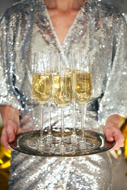 Photo midsection of woman holding wine glass