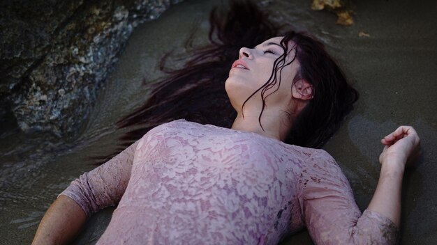 Photo midsection of woman laying at the beach