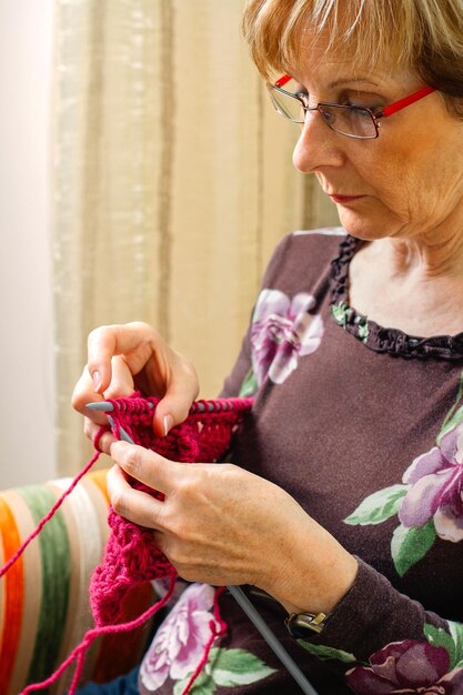 Photo midsection of woman looking at camera