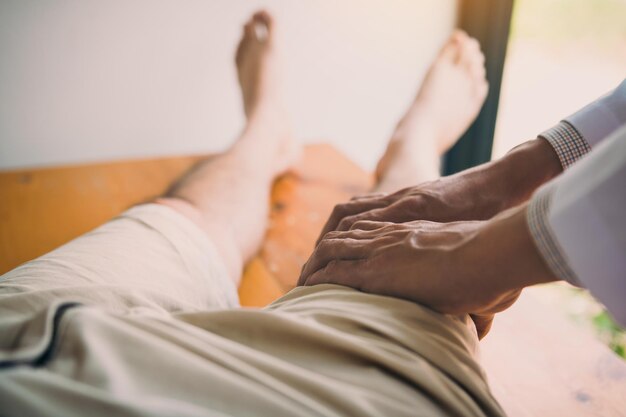 Foto sezione centrale di una donna sdraiata sul letto