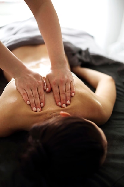 Photo midsection of woman lying down