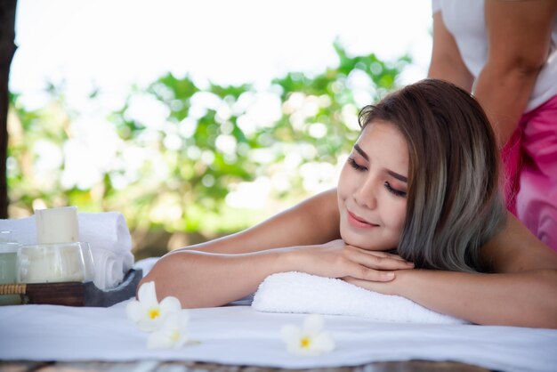 Photo midsection of woman lying on table