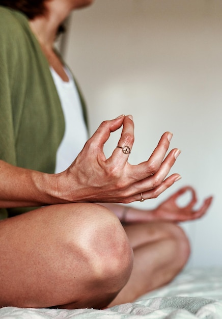 Foto sezione centrale di una donna che massaggia un cliente