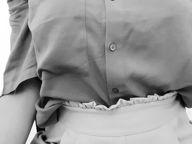 外で女性のミッドセクション