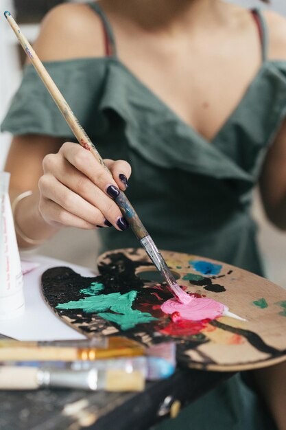 Foto sezione centrale di una donna che dipinge a casa