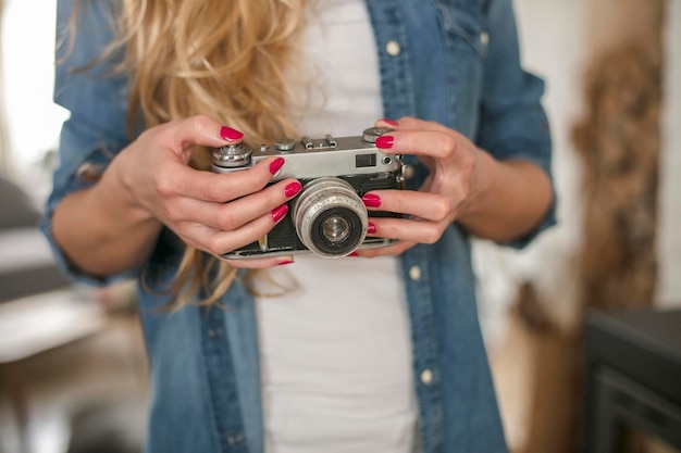 Foto sezione centrale di una donna che fotografa a casa