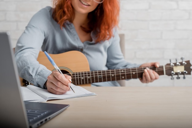 Foto sezione centrale di una donna che suona la chitarra