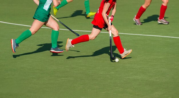 Foto sezione centrale di una donna che gioca a hockey