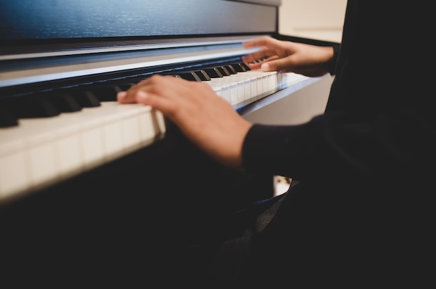 Photo midsection of woman playing piano