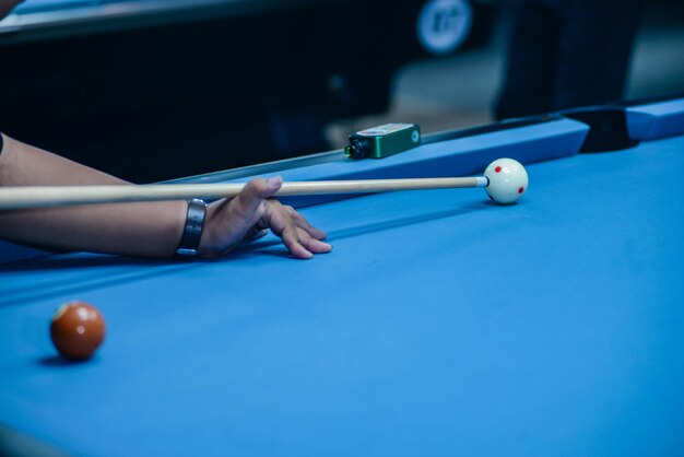 Photo midsection of woman playing pool