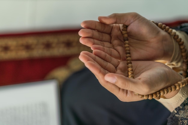 Photo midsection of woman praying