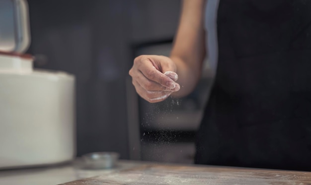 家で食べ物を調理している女性のミッドセクション