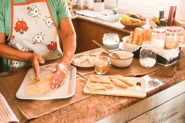 Photo midsection of woman preparing food in kitchen at home