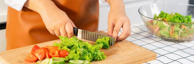 Photo midsection of woman preparing food in kitchen