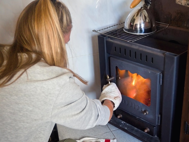 Photo midsection of woman preparing food at microwave oven