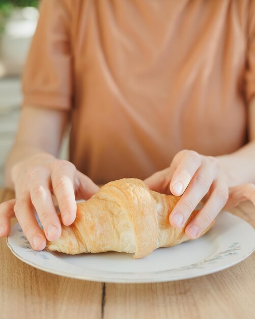 テーブルの上で食べ物を準備している女性のミッドセクション