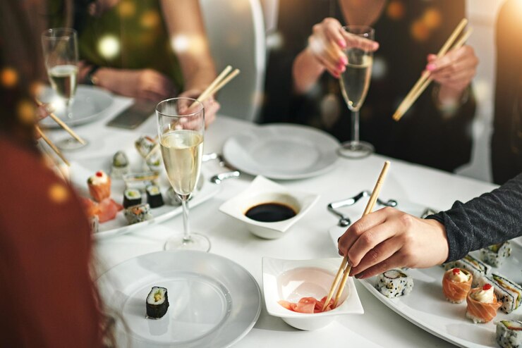 Photo テーブルの上で食べ物を準備している女性のミッドセクション